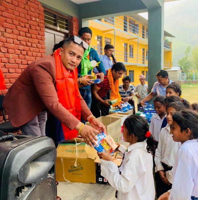 क्षेत्रपाल माविका विद्यार्थीलाई युवा ब्यवसायी शैलेस श्रेष्ठको शैक्षिक सामग्री