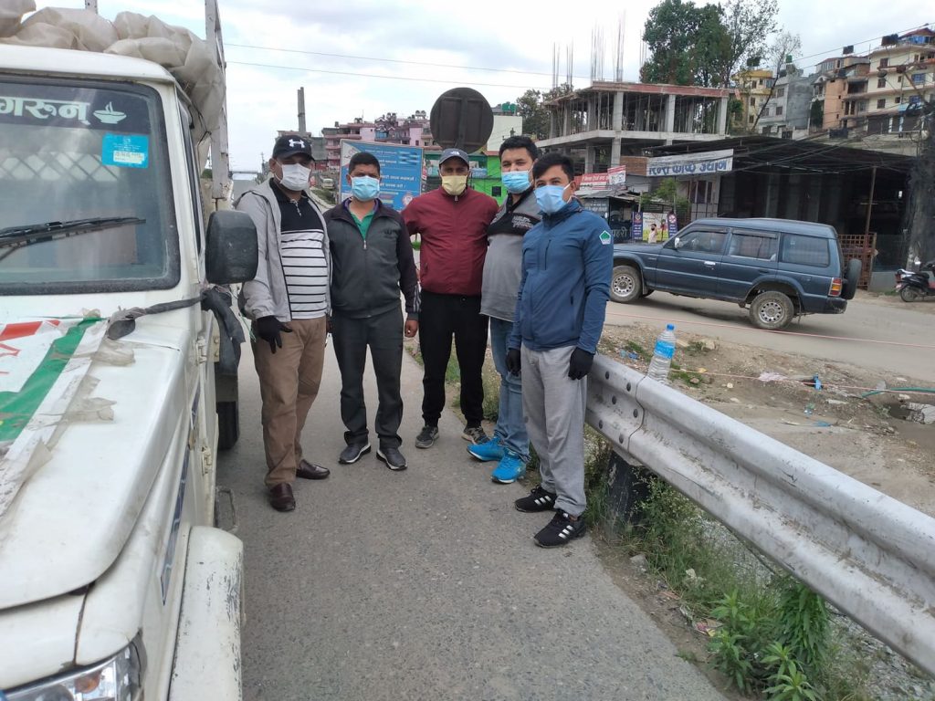 निरन्तर जारी छ, लकडाउनमा फसेकालाई तामाकोशीका यूवाहरुको राहत अभियान