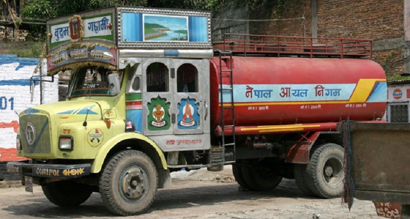 भारतले फेरि किन इन्धन रोक्यो, पूर्वमा पेट्रोलियम पदार्थको हाहाकार