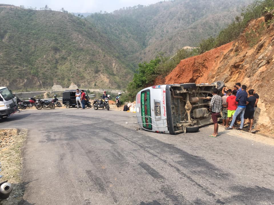 रामेछापमा माइक्रो दुर्घटना, ११ यात्रु घाइते