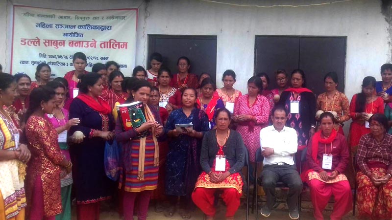 वडा कार्यालयको सहयोगमा महिलालाई सावुन बनाउने तालिम