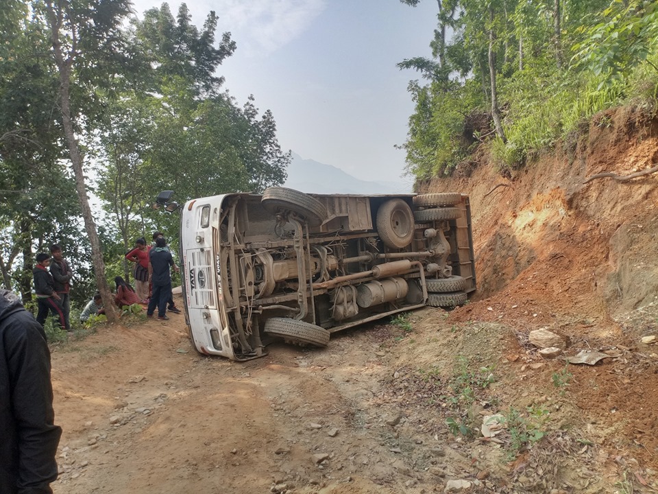 रामेछापमा बस दुर्घटना हुदा १६ जना घाइते