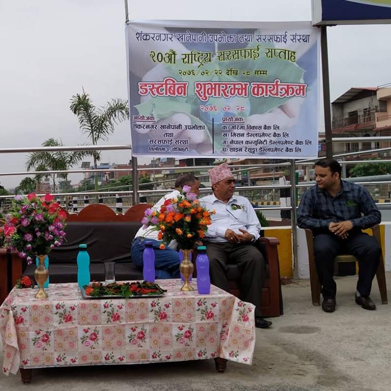 तिलोत्तमा नगपालिकाको सडकका दुबै छेउमा डष्टविन राखिँदै