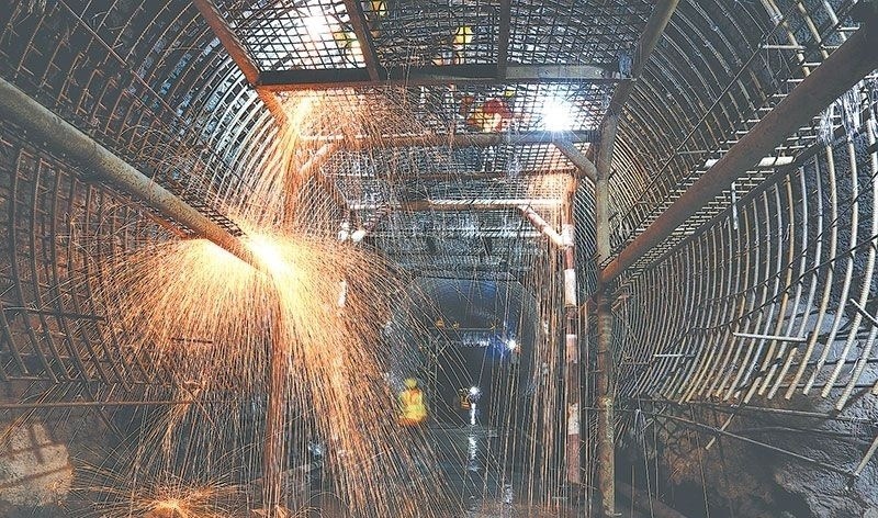 माथिल्लो तामाकोसीको ठाडो सुरुङमा धमाधम पाइप जडान