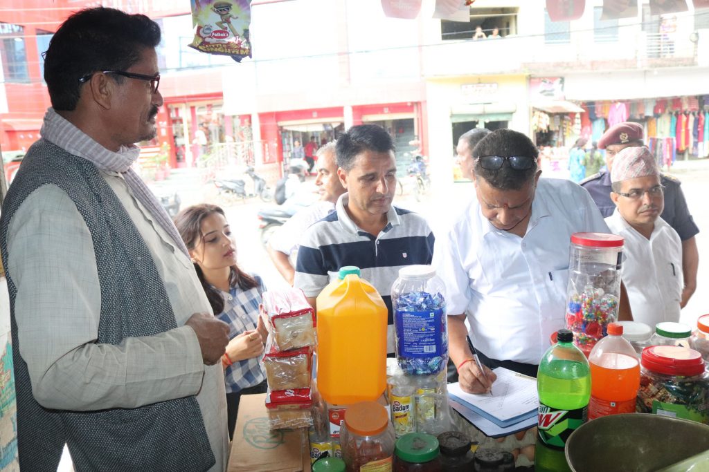 धनगढी उपमहानगरपालिकाको अनुगमन टोलीद्वारा अखाद्य वस्तु जफत