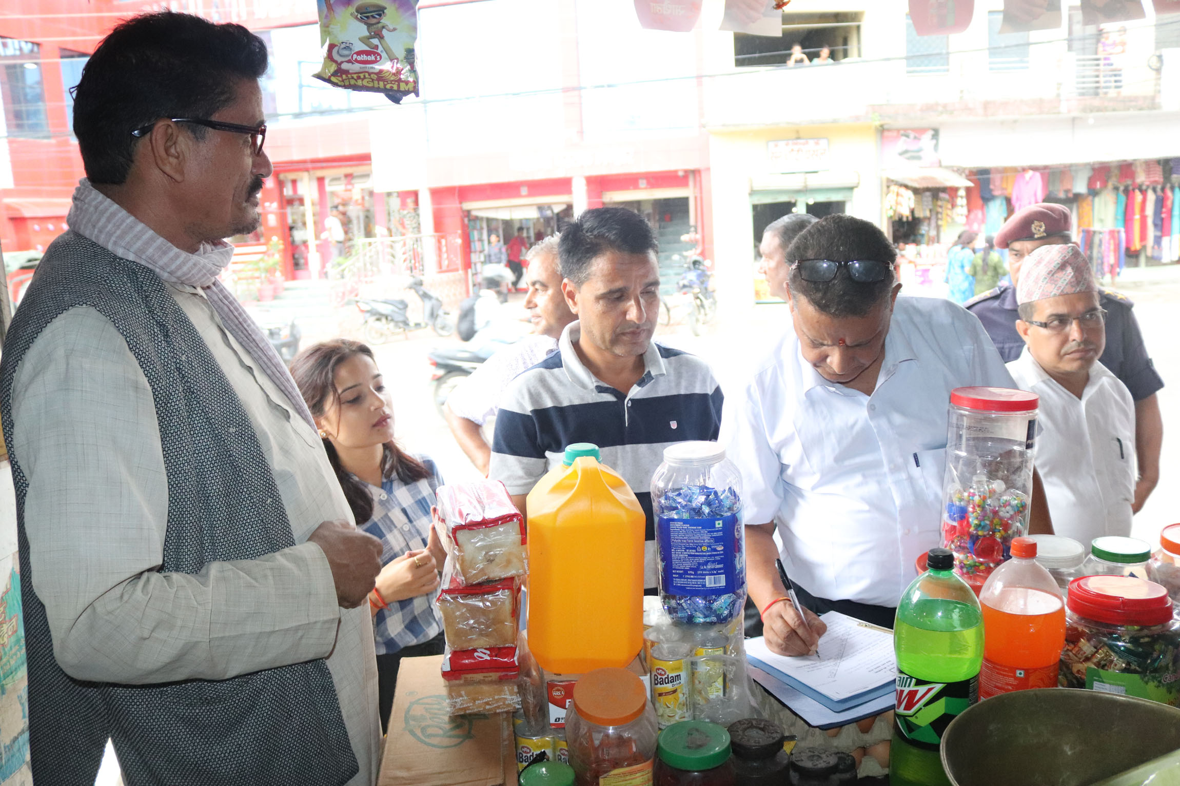 धनगढी उपमहानगरपालिकाको अनुगमन टोलीद्वारा अखाद्य वस्तु जफत