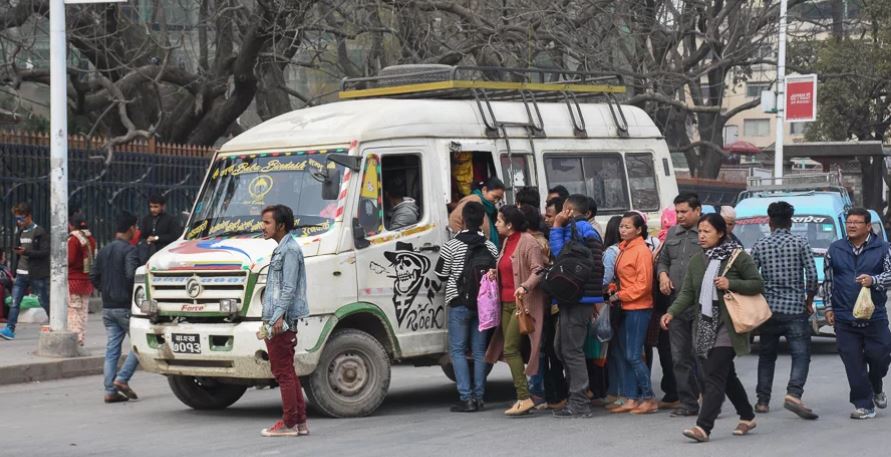 बेलुकी आठ बजेपछी सार्वजनिक यातायातमा किन पाउदैन बिद्यार्थीले छुट ?