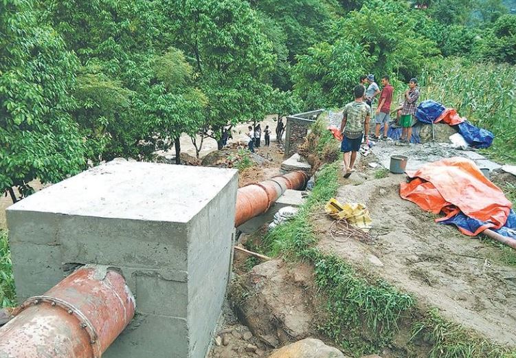 बागलुङको बडिगाड गाउँपालिकामा श्रमदान गरेर बिजुली