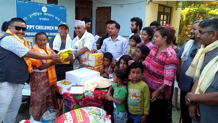 आफ्नो जन्मदिनमा रोशी गाउँपालिका अध्यक्ष मोक्तानले गरे अनाथ बालबालिकालाई सहयोग