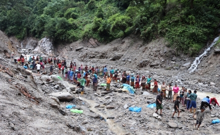 ज्यान जोखिममा राखेर विजुलि ल्याउन अग्रसर
