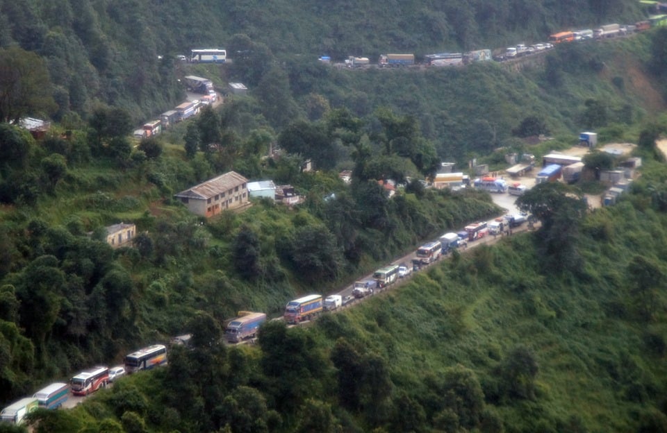 नौबिसे–नागढुंगा सडक : ३० किमिसम्म सवारी जाम हुँदा यात्रुलाई सास्ती