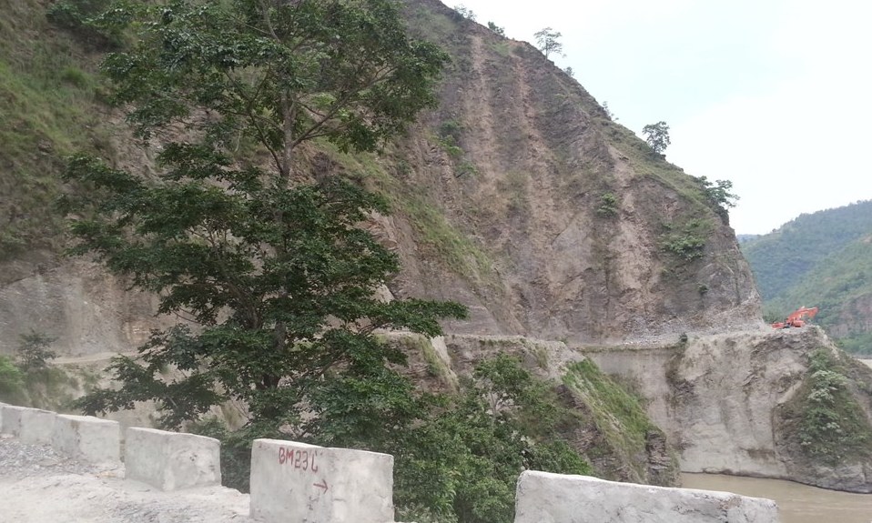 बिरामी बोकेको जिप अरुण नदीमा खस्दा एकै परिवारका ३ सहित ६ जना बेपत्ता