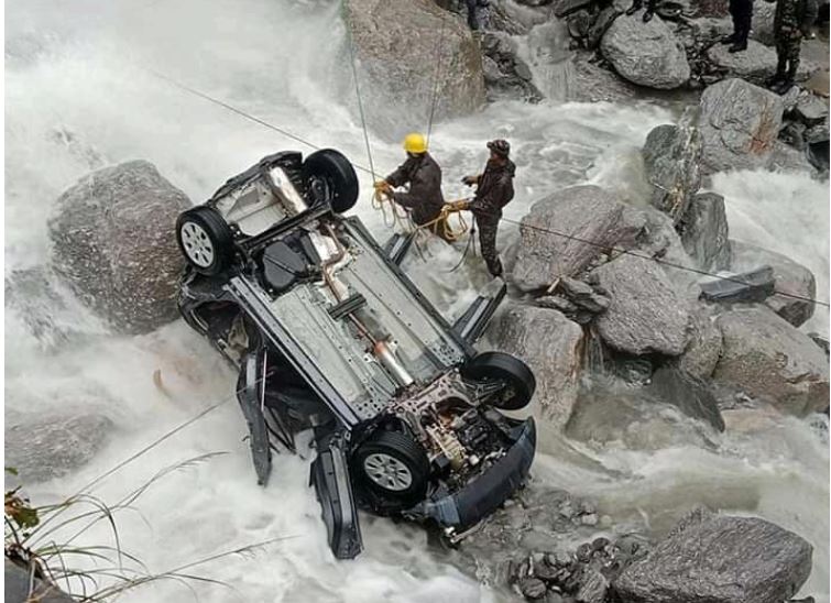 दोलखामा खोलाले जिप बगाउदा एक जनाको मृत्यू