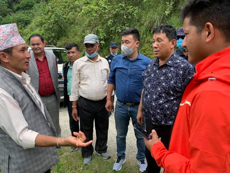 बाढीपहिरो प्रभावित क्षेत्रमा पुगे मन्त्री गुरुङ, पीडितलाई आवश्यक व्यवस्था मिलाउन निर्देशन