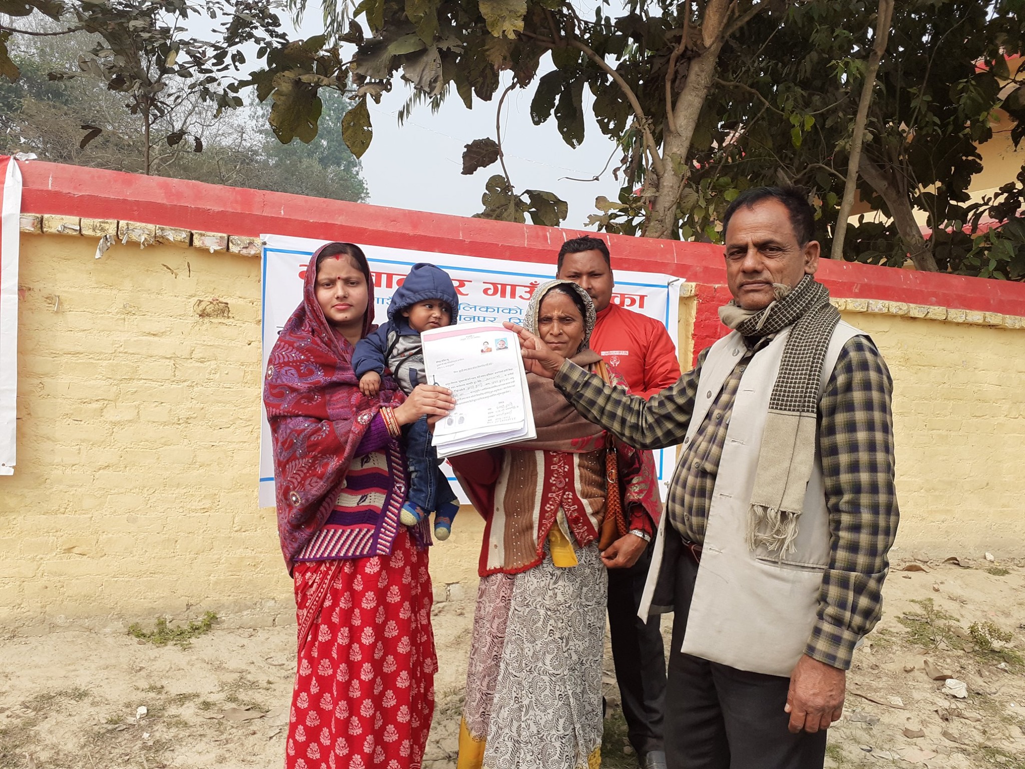 धान र गहुँको बिउ वितरण गर्दै, सिरहाको भगवानपुर गाउँपालिका