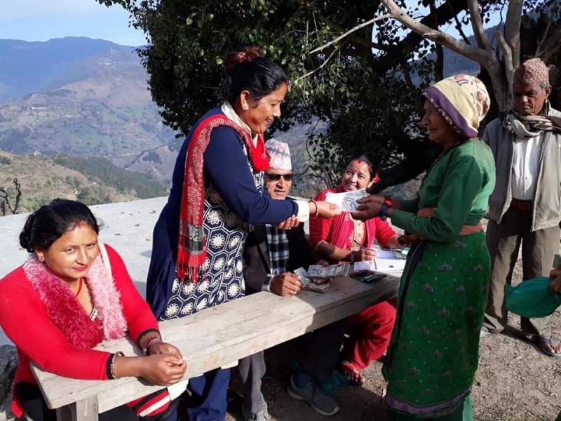 जेष्ठ नागरिकलाई घरघरमा पुगेर सामाजिक सुरक्षा भत्ता वितरण गर्दै साँफेबगर नगरपालिका