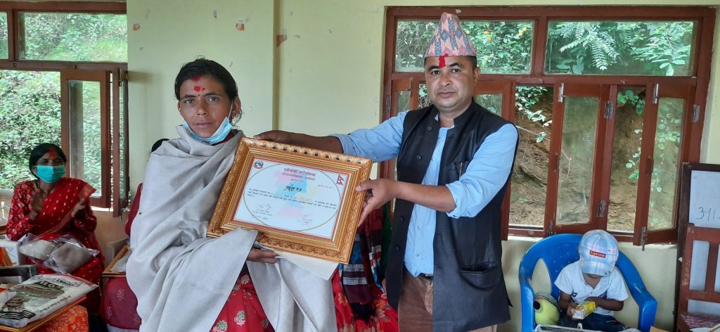 डोटीको पुर्वीचौकी गाउँपालिकाले गर्यो ‘छाउ नबार्ने’ महिलालाई सम्मान