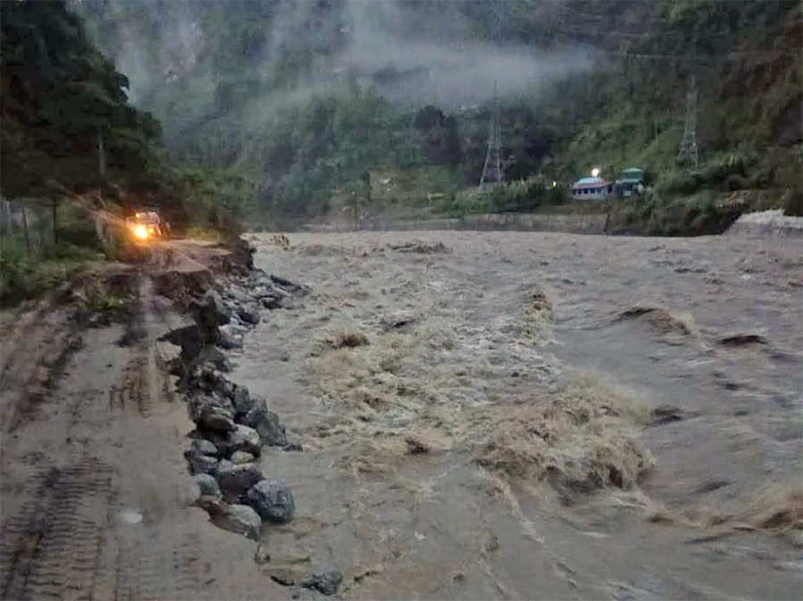 यसपटक पनि तामाकोशीले छोडेन किर्नेटारलाई , पुष्पलाल राजमार्ग अवरुद्ध