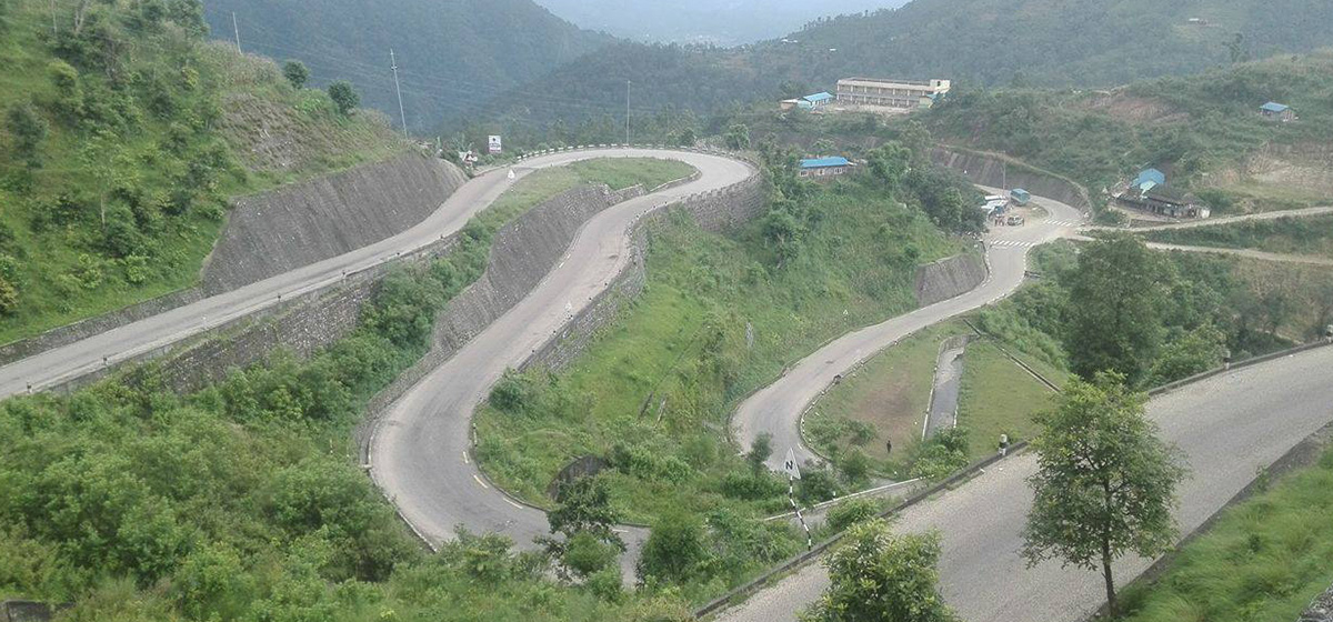 पहिरोले बीपी राजमार्ग अवरुद्ध